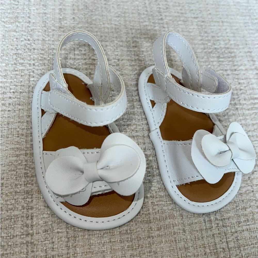 The cutest girls newborn crib shoes!